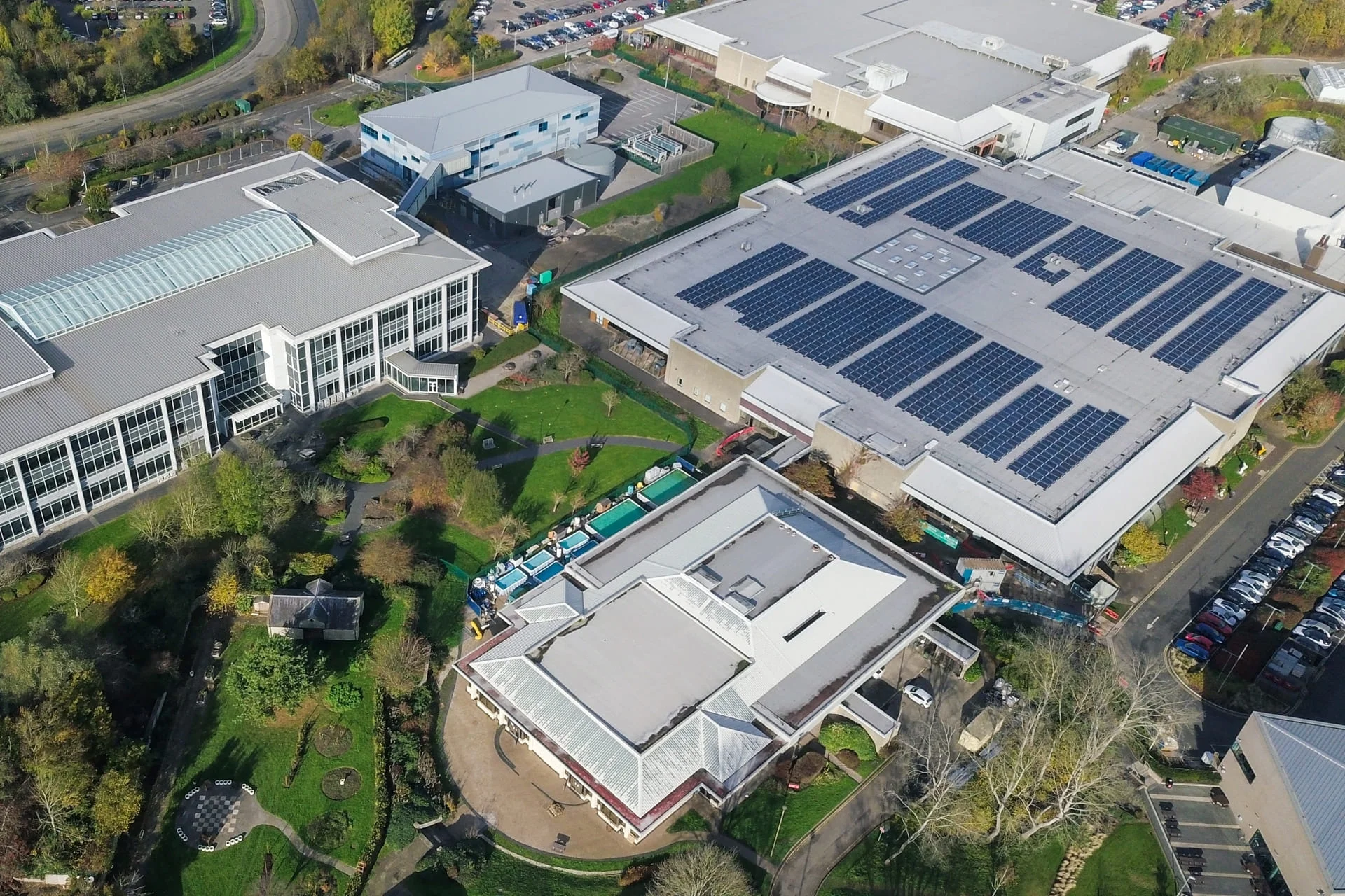 Vue aérienne d’un site industriel équipé de panneaux photovoltaïques en toiture pour l’autoconsommation collective d’énergie solaire