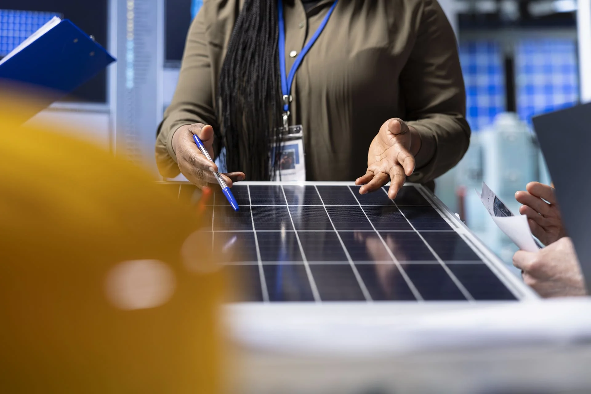 Projet solaire en autoconsommation collective Présentation d’un panneau photovoltaïque en entreprise dans le cadre d’un projet d’autoconsommation collective d’énergie solaire